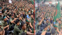 চাকুরি জাতীয়করণের দাবিতে সড়ক অবরোধ আনসার...